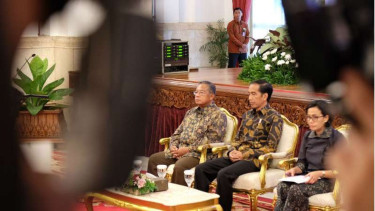 Presiden Jokowi dan Gubernur BI Darmin Nasution di Istana Negara.