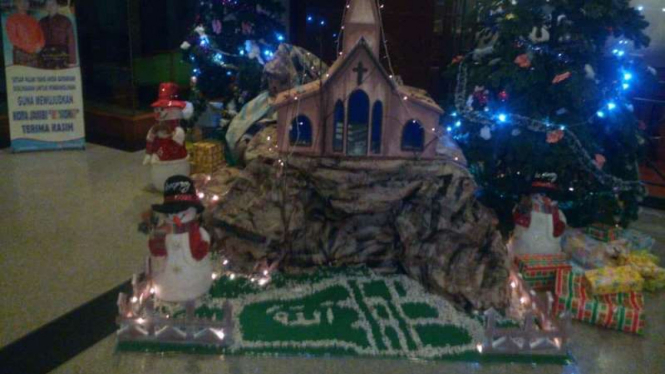 Ornamen natal yang ada di Kota Jambi yang membuat heboh warga setempat lantaran ada lafaz Allah di bawah bangunan berbentuk gereja, Jumat (23/12/2016)