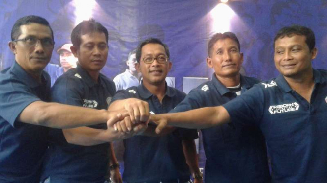 Aji Santoso bersama jajaran pelatih baru Arema FC.