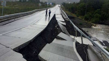 Gempa Chili merusak jembatan.
