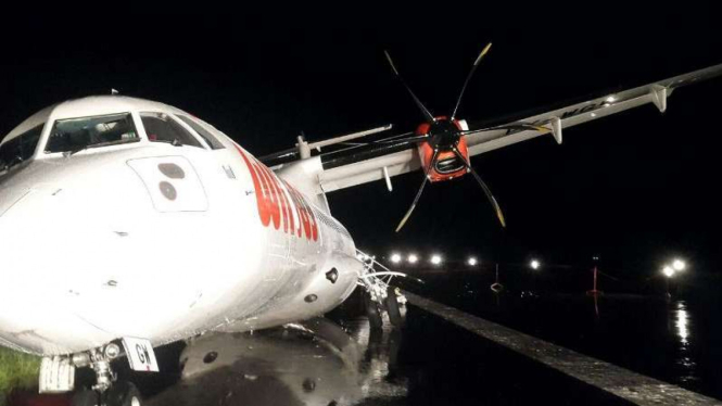 Pesawat Wings Air yang tergelincir di Bandara Ahmad Yani Semarang.