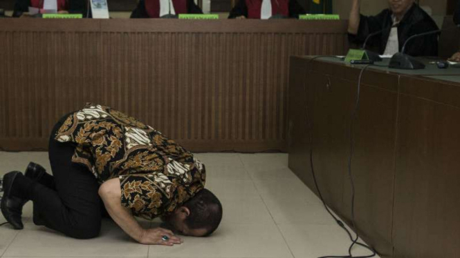 La Nyalla Mattalitti sujud syukur saat mendengar hakim memvonis dia bebas beberapa waktu lalu.