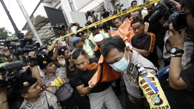 Petugas mengevakuasi enam jenazah korban pembunuhan di Pulomas, Jakarta Timur, Selasa (27/12/2016)