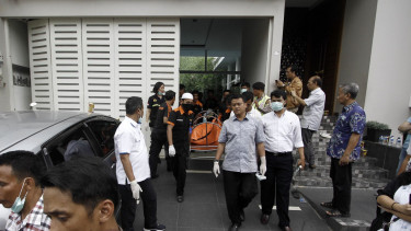 Petugas Kepolisian mengevakuasi lima jasad korban pembunuhan di Pulomas ke RS Polri Kramatjati.