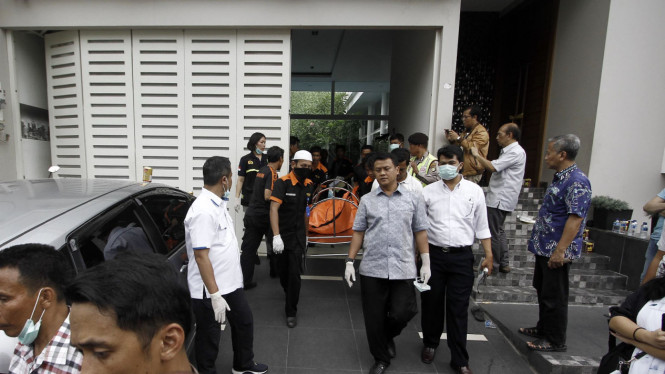 Petugas Kepolisian mengevakuasi lima jasad korban pembunuhan di Pulomas ke RS Polri Kramatjati.
