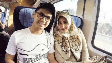 Tommy Kurniawan dengan istrinya, Fatimah Tania Nadia.  Rumah tangga mereka diambang perceraian.