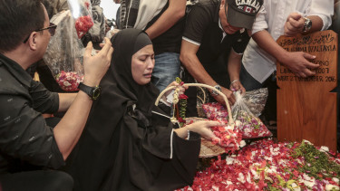Mantan istri kedua Dodi Triono, Almynda Saphira saat proses pemakaman korban perampokan di Pulomas.