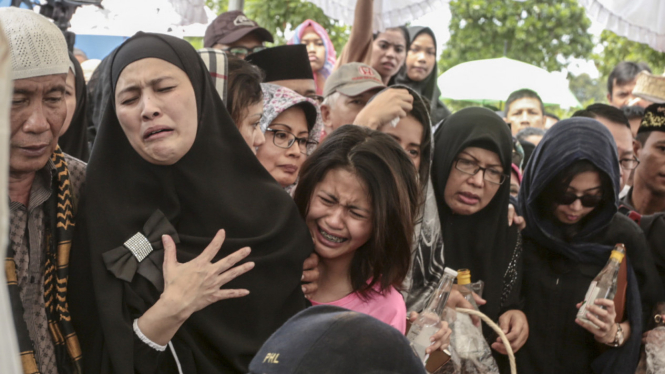 prosesi pemakaman jenazah korban pulomas