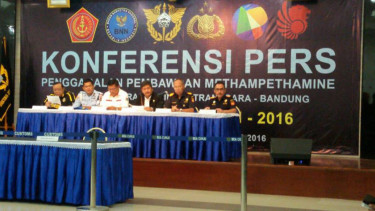 Ketat Awasi Penumpang, Bea Cukai Bandung Sita Permen Berisi Happy Five