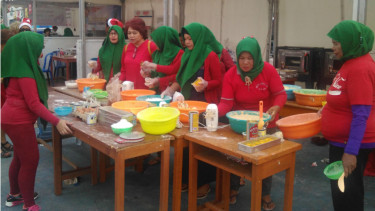 Ibu-ibu di Manado membuat kue Natal terpanjang