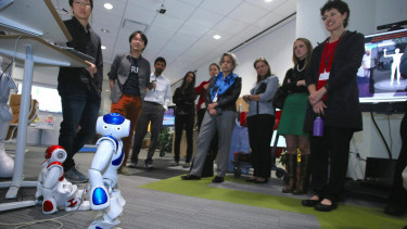 Purwa rupa robot IBM untuk mengawasi orang manula