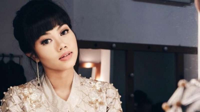 Penyanyi cantik Yura Yunita