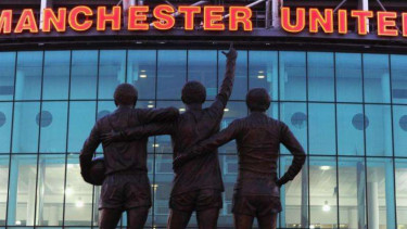 Patung The Holy Trinity, ikon markas MU, Old Trafford