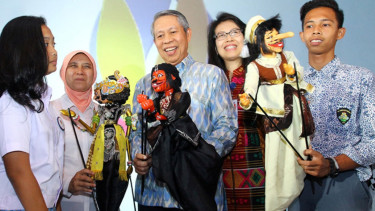 Direktur BCA Suwignyo Budiman dan General Manager CSR BCA Inge Setiawati