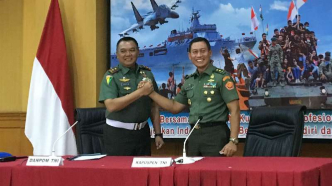 Danpuspomad Letnan Jenderal TNI Dodik Wijanarko (kiri)