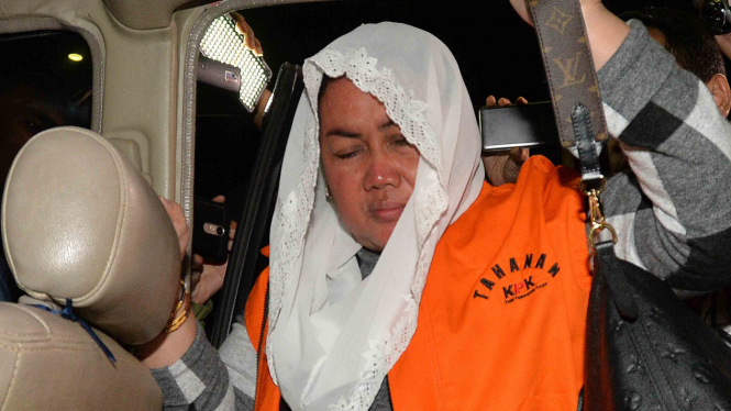 Bupati Klaten, Sri Hartini, saat ditahan KPK karena diduga menerima suap.