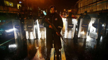 Polisi Turki saat mengamankan lokasi penembakan di kelab malam Reina, Istanbul, 31 Desember 2016.
