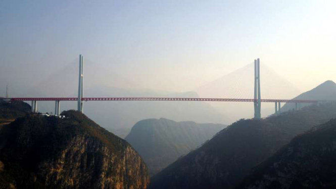 Jembatan Beipanjiang di China.