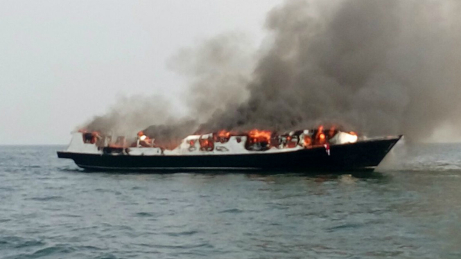 Kapal Zahro Express tujuan Pulau Tidung yang terbakar di tengah laut 1 Januari 2017.