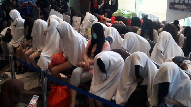 Aparat Direktorat Jenderal Imigrasi menangkap 76 wanita berkewarganegaraan Tiongkok di sejumlah tempat hiburan malam di Jakarta dan sekitar pada Sabtu malam, 31 Desember 2017.
