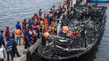 Evakuasi Kapal Terbakar Zahro Express