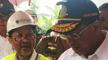 Menteri Perhubungan Budi Karya Sumadi (Kanan)