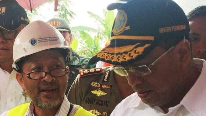 Menteri Perhubungan Budi Karya Sumadi (Kanan)