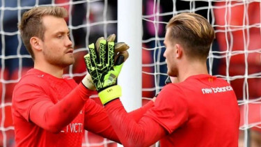 Kiper Liverpool Simon Mignolet (kiri) dan Loris Karius (kanan).