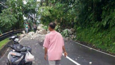 Tanah longsor di Kawasan wisata alam di Jalan Jamin Ginting, Kabupaten Deli Serdang, Sumatera Utara, pada Senin, 2 Januari 2017.