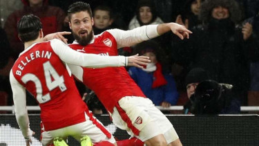 Penyerang Arsenal, Olivier Giroud (kanan) melakukan selebrasi usai mencetak gol