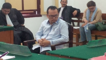 Ramadhan Pohan saat mendengarkan dakwaan dalam kasus penipuan Rp15,3 miliar.