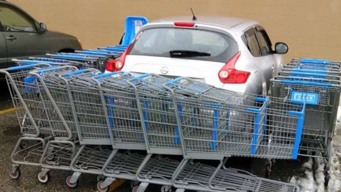 Parkir sembarangan, Nissan Juke dikerjai pengunjung mal