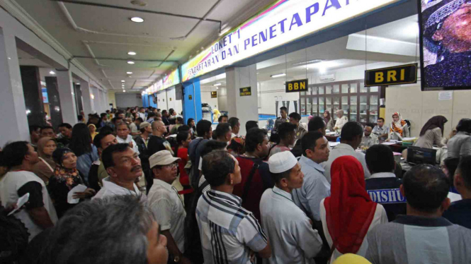 Ilustrasi mengurus surat kendaraan di Samsat.