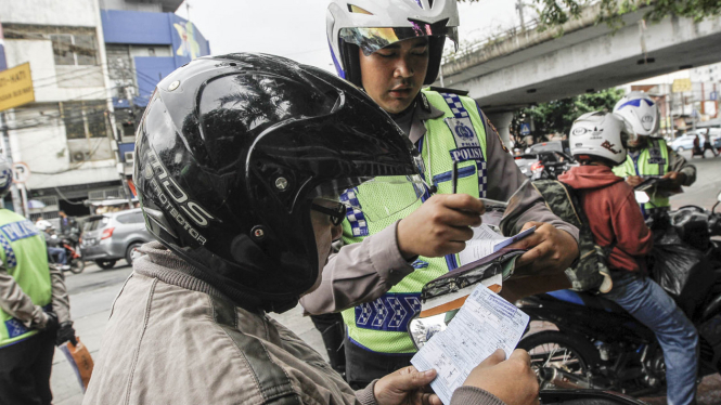 Razia kendaraan bermotor di jalan raya.