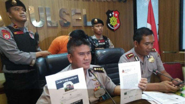 Kepolisian Daerah Sulawesi Selatan menunjukkan pelaku teror bom gereja di Kabupaten Kepulauan Selayar, Rabu (4/1/2017)