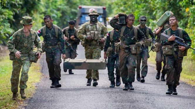 TNI saat latihan bersama dengan pasukan Australia.
