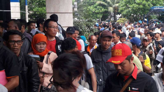 Warga penuhi Polda Metro Jaya menjelang kenaikan tarif pembuatan STNK-BPKB