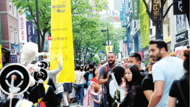 Wisatawan Asing berwisata ke Korea Selatan.
