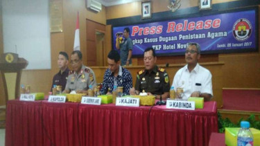 Kepolisian Daerah Jambi bersama Gubernur Zumi Zola dalam jumpa pers terkait dugaan penodaan agama pembuatan lafaz Allah di ornamen natal, Kamis (5/1/2017)