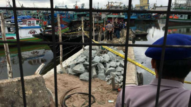Anggota Polri mengawasi investigasi petugas KNKT di bangkai kapal Zahro Express