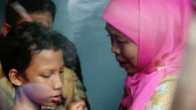 Mensos bersama Soni dan Marcel, anak terlantar yang berhasil diselamatkan.
