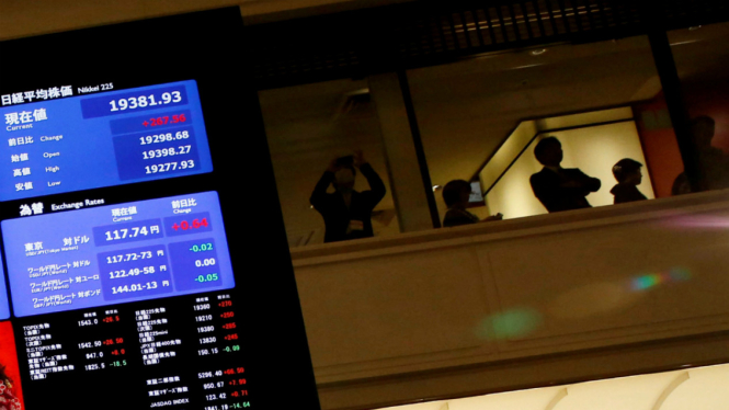 Suasana di Bursa Saham Tokyo, Jepang.