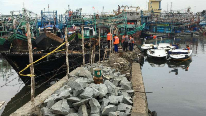 Bangkai kapal Zahro Express di dok Kaliasin, Muara Angke, Jakarta