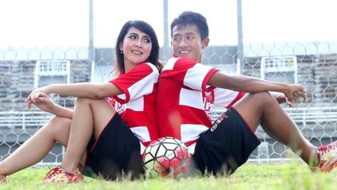 Pose prewedding pesepakbola Bayu Gatra Sanggiawan