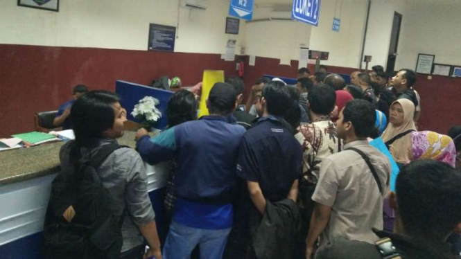 Antrean warga mengurus surat kendaraan bermotor di kantor Samsat Makassar pada Kamis, 6 Januari 2017.