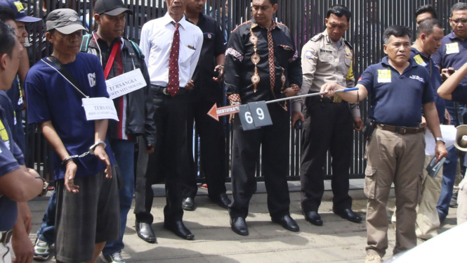 Polisi saat reka ulang perampokan Pulomas.
