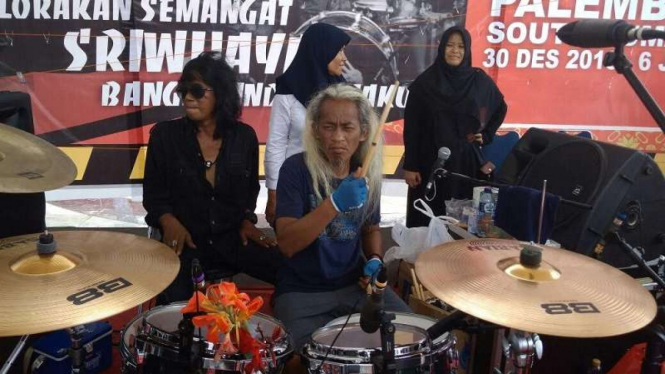 Kunto saat main drum pecahkan rekor dunia.