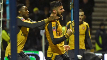 Para pemain Arsenal rayakan gol 