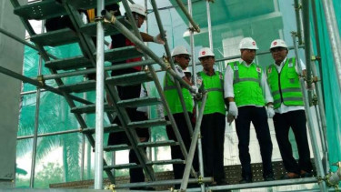 Menhub Budi Karya Sumadi (dua dari kanan) meninjau LRT