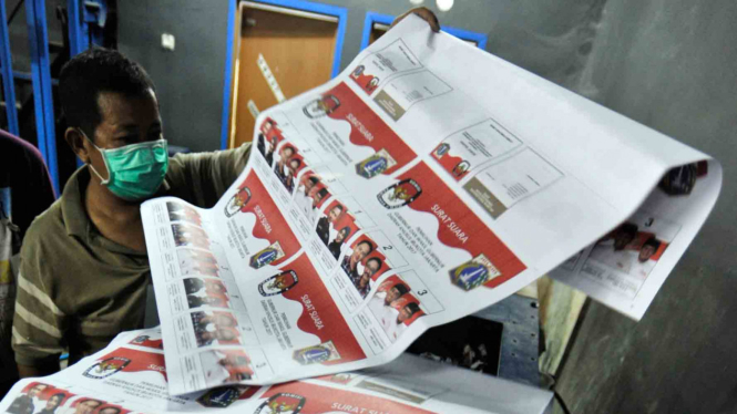Proses pembuatan surat suara untuk Pilkada serentak 2017 yang akan diselenggarakan pada 15 Februari 2017.